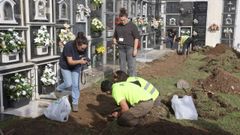 Los trabajos iniciados ayer a cargo del equipo de Histagra, en el cementerio de O Val. 