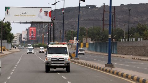 Veh�culos pasan frente a una pancarta que representa al presidente de los Emiratos �rabes Unidos, el jeque Mohammed bin Zayed Al Nahyan, en la ciudad portuaria sure�a de Ad�n, Yemen, el 30 de diciembre de 2025. La coalici�n militar liderada por Arabia Saud� ha bombardeado un cargamento de armas procedente de los Emiratos �rabes Unidos despu�s de que llegara al puerto yemen� de Mukalla para las fuerzas del Consejo de Transici�n del Sur (CTS), inform� la agencia de noticias estatal yemen� Saba.