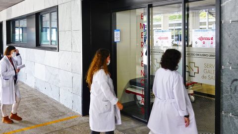 Facultativos en la puerta de urgencias del Álvaro Cunqueiro, en Vigo, en una foto de archivo del año pasado