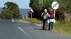 Peregrinos por el arc�n en la N-550 a su paso por Valga