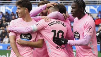 Iago Aspas, celebrando con sus compaeros su segundo gol de la temporada en liga, ante el Alavs.