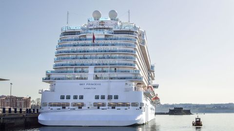 El Sky Princess, de 329 metros de eslora y con 3.660 pasajeros a bordo, estuvo atracado ayer en el muelle de Trasatlánticos hasta las 15.30 horas, cuando partió rumbo al puerto de Bilbao. Llegó a la ciudad a primera hora, sobre las 5.45 horas, proveniente del puerto inglés de Southampton.