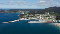 La d�rsena del puerto de Celeiro y, a la derecha, un tramo del canal de acceso al de Viveiro