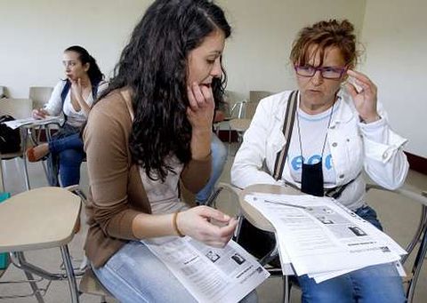 Maite, la profesora, atiende las dudas de Celia, que lleg� hace nueve a�os de Portugal.
