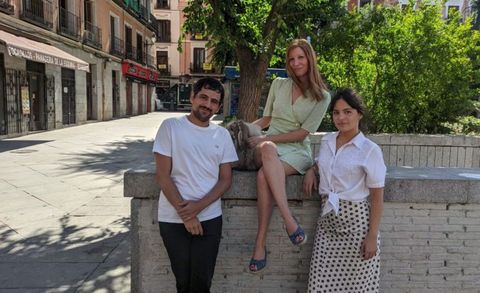 Marcos Álvarez, Aida Martínez y Cristina Ferreiro, fundadores de Patasbox, junto con el perro TIbet