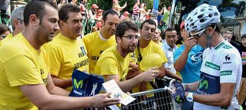 Valverde se gan� los aplausos del grupo de apoyo a �lex Marque tras recoger el folleto explicativo sobre el caso del estradense. 