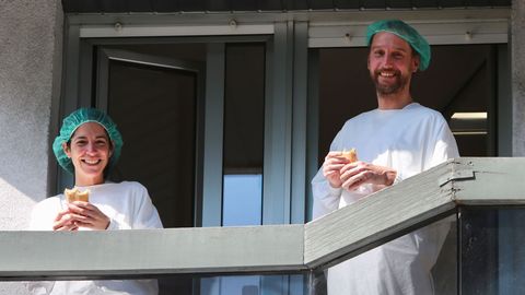 Personal sanitario de rehabilitacin de Povisa tomndose un bocadillo en un momento de descanso a las 12:00 de la maana