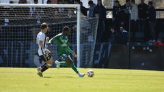 Yac Diori saca un baln frente a un atacante vasco