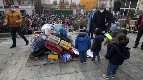 Este ao, adems de las comadres que representan a las concejalas tambin fueron quemados algunos de los adornos que llevaban los escolares