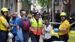 Servicios de emergencias trabajan en el edificio donde se ha producido la explosi�n, a 12 de mayo de 2026, en Barcelona.