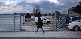 Los solares de Defensa en la Maestranza funcionaron como aparcamientos improvisados hasta que se vallaron hace un mes.