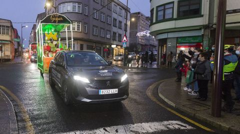 Ilusionante espera y recorrido de los Reyes por Carballo
