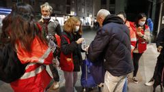 Voluntarias del programa �Atenci�n a persoas sen fogar� de Cruz Roja charlan con Guillermo y Ferm�n mientras reparten bocadillos, agua y caf�