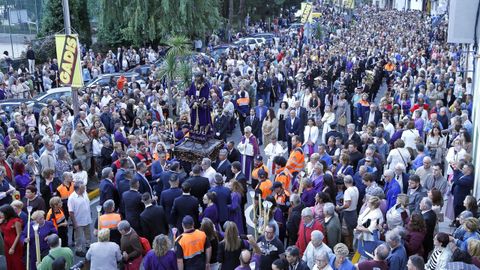 Multitudinaria procesi�n de As Mortallas en las fiestas del Nazareno.