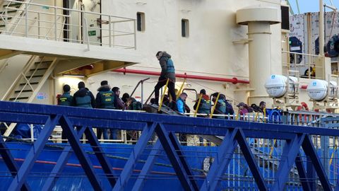 El barco est atracado en el muelle de comercio