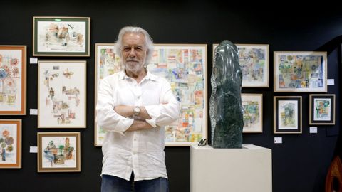 Beny Fern&aacute;ndez posando con una de sus esculturas favoritas de la exposici&oacute;n.