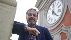 Mato, posando con el emblematico reloj de la Consistorial como tel�n de fondo