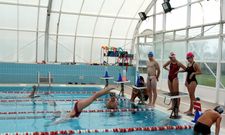 La cubierta de la piscina tiene defectos de estructura que provocan fugas de calor. 
