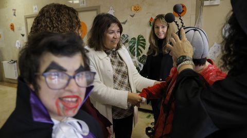 Usuarios y representantes institucionales, este viernes en el Centro de Atencin a Persoas con Discapacidade de As Xubias, en A Corua