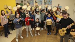 �scar Su�rez junto a un grupo de alumnos del CEIP A Ramallosa de Teo, donde es profesor de M�sica desde hace 10 a�os. All� ha conseguido ampliar la presencia de distintos instrumentos musicales en la ense�anza reglada y fomenta el contacto estrecho con artistas, artesanos y agrupaciones.