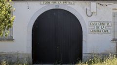 Puerta de acceso al cuartel de A Pobra do Broll�n, que leva unos cinco a�os abandonado