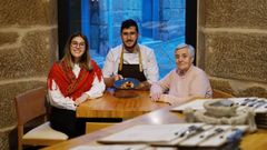 Alba, Mart�n y Rosa, con una de las propuestas del restaurante B�goa