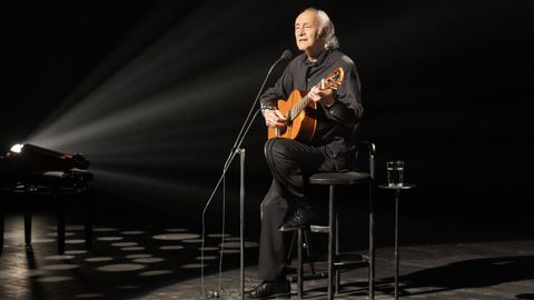 Amancio Prada, durante o seu concerto en Carballo