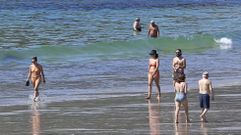 Ba�istas en Silgar, una veterana bandera azul que est� adherida al programa Praias sen Fume