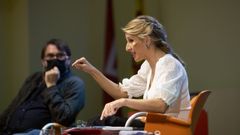 la vicepresidenta segunda del Gobierno y ministra de Trabajo y Econom�a Social, Yolanda D�az, durante un coloquio despu�s de su reuni�n de este mi�rcoles en Barcelona con el secretario general de UGT de Catalu�a, Camil Ros.