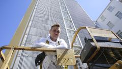 En la imagen, el artista madrile�o Sfhir, delante del edificio de ocho pisos en el que pintar� una Menina de gran formato