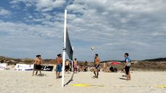 Algunos de los participantes, el s�bado en la playa de Laxe