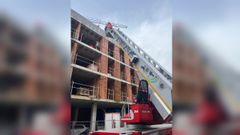 Los bomberos de Boiro utilizaron el veh�culo de altura para acceder al edificio en obras.