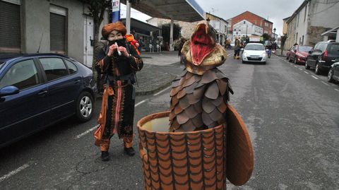 Un encantador de serpientes y su cobra, en el desfile de este sábado en Ferreira de Pantón