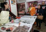 Silva -centro- visit� ayer la plaza de abastos de Cambados. 