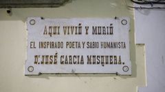 Placa que recuerda la casa en la que vivi� y muri� el poeta