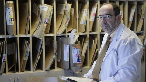 Pedro Llinares, ex jefe de enfermedades infecciosas del Chuac y médico emérito del Sergas