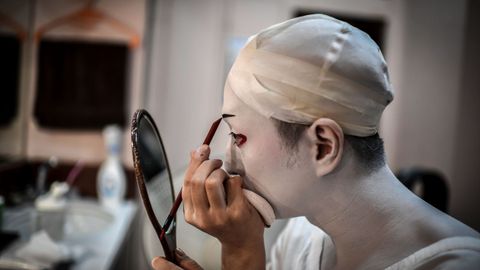 Un actor se maquilla para una obra japonesa de teatro, en el Palais de Chaillot Theatre de Pars