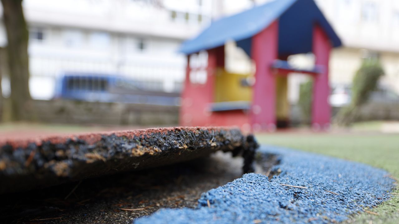 Los suelos de caucho de los parques infantiles, bajo sospecha por sus posibles riesgos para la salud
