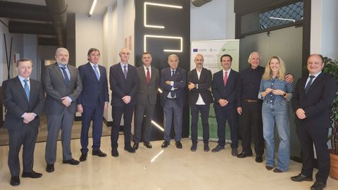 Los integrantes del comité ejecutivo de la Cámara de Comercio y el concejal de Promoción Económica de Vilagarcía, ayer antes de la reunión.