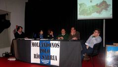 Los miembros de la plataforma explicaron a los vecinos de Sarria el plan de encauzamiento