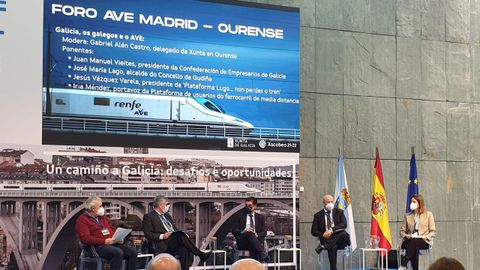 Jes�s V�zquez, a la izquierda, en el Foro del AVE