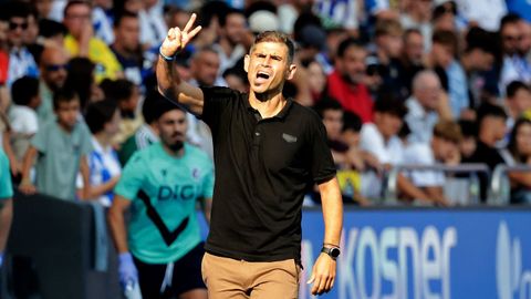 Antonio Hidalgo da instrucciones a sus jugadores durante un partido