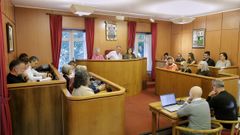 La corporaci�n municipal de Oleiros, este martes en la Casa Charry durante la sesi�n plenaria.