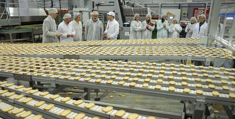 El conselleiro de Industria, Francisco Conde, visit ayer la planta y destac la apuesta del grupo por la industria 4.0 en la zona rural. 