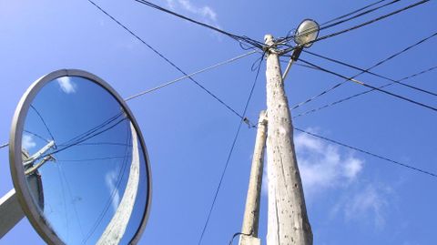 Fotografa de archivo de un tendido elctrico de media tensin