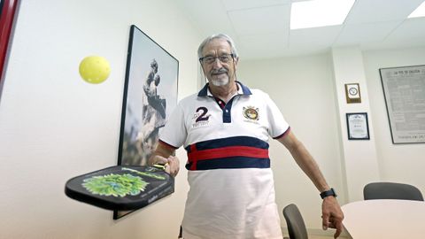 Jos Carlos Otero, presidente de la APIGA, con una pala de pickleball