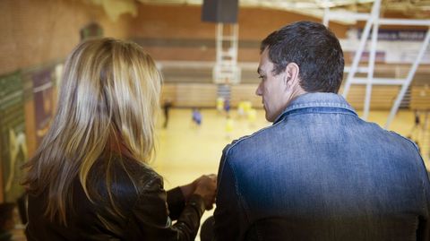 Pedro Snchez, junto a su mujer Begoa, asistiendo a un partido de baloncesto de una de sus hijas. 