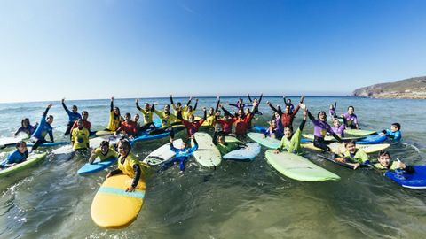 Alumnos de la Valdo Surf School, en la playa de A Frouxeira, en Valdovi�o, el pasado verano