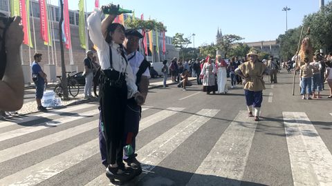 Los sidros incluso ense�aron a escanciar a japonesas durante el desfile de la M�scara Ib�rica de Bel�m