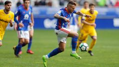 Aaron controla un balon frente al Alcorcon